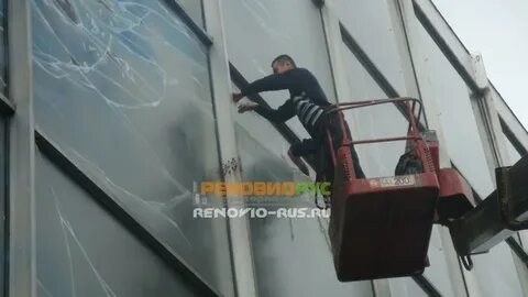 Применение жидкой пленки для окон Liquick при нанесении граффити (реклама) на фасаде ВДНХ